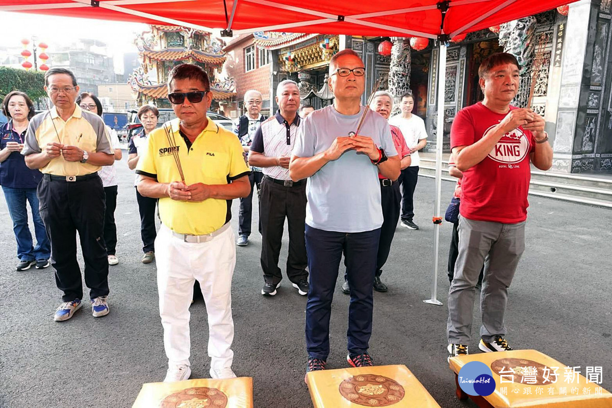 桃園慈護宮酬恩五朝圓醮活動，主委簡佂潭率領理監事們祭拜天地
