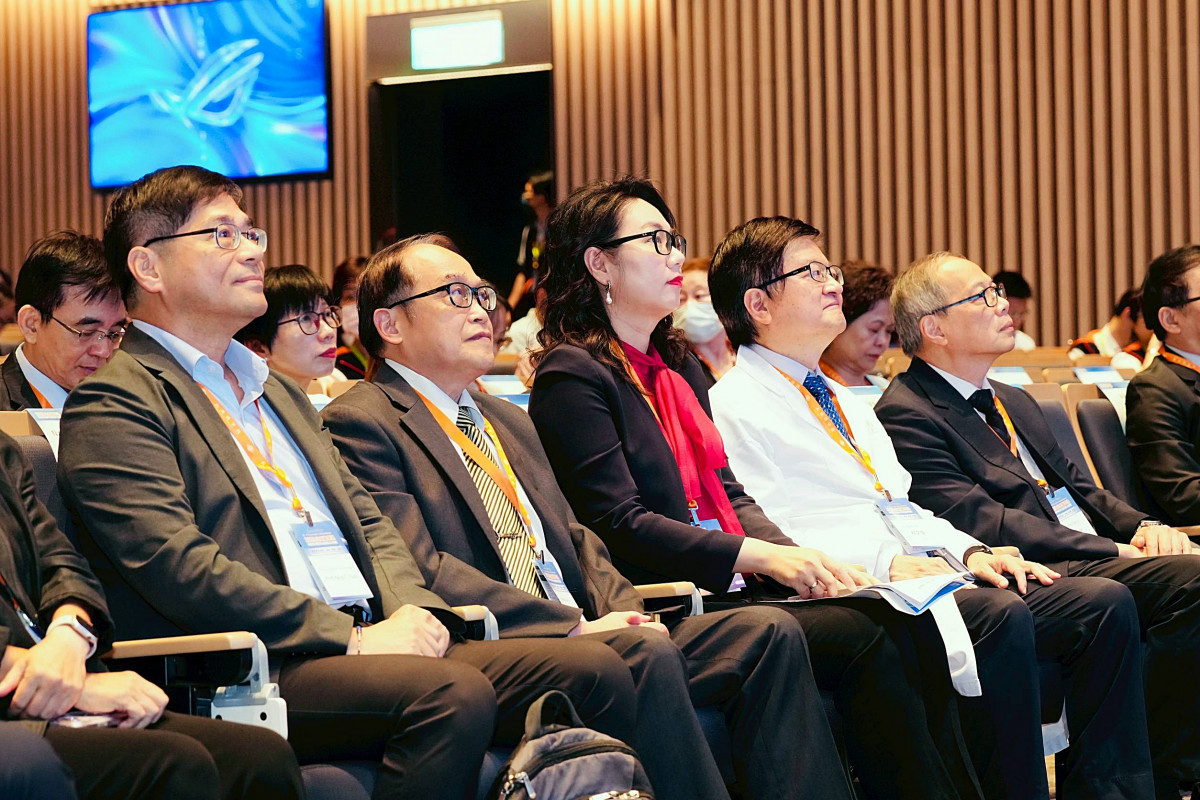 左起：美國國家衛生研究院范揚政教授、長庚行政中心潘延健總執行長、健保署陳亮妤署長、長庚決策委員會程文俊主委、林口長庚醫院陳建宗院長。(長庚醫院提供)