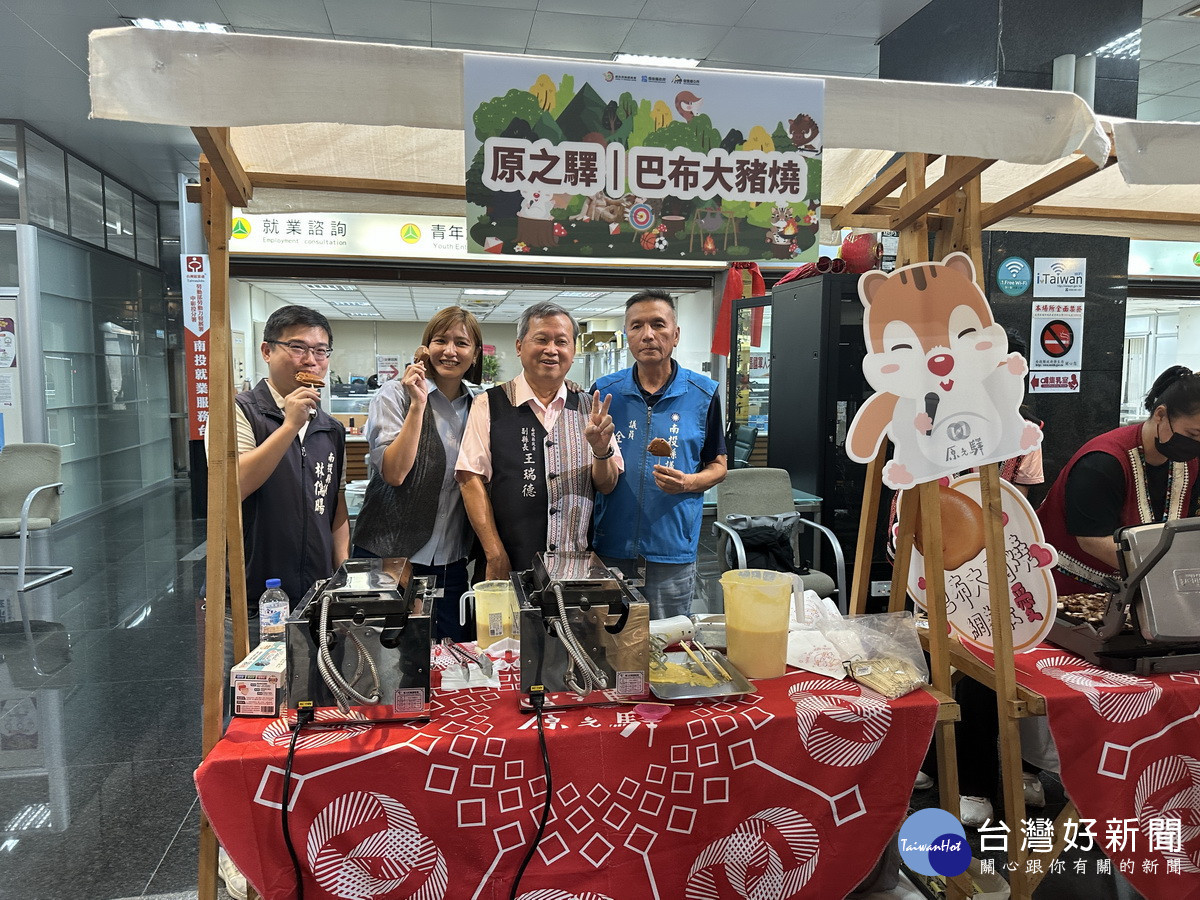 議員與副縣長巡視各展示攤位加油。（記者扶小萍攝）