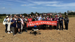 桃園市政府農業局、國家紅火蟻防治中心及楊梅區公所，舉辦「無人機撒佈入侵紅火蟻防治餌劑示範觀摩會」。