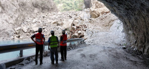 因應燕子口堰塞湖致立霧溪水位持續上漲，中橫公路台8線天祥至太魯閣（167.7k~184.5k）路段17日17時30分起實施道路封閉。（圖／交通部公路局東區養護工程分局）