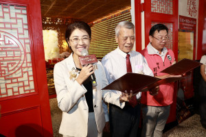 文武廟董事長張德林與魚池鄉長劉啟帆賢伉儷也到場為新人們祝福。（南投縣府提供）