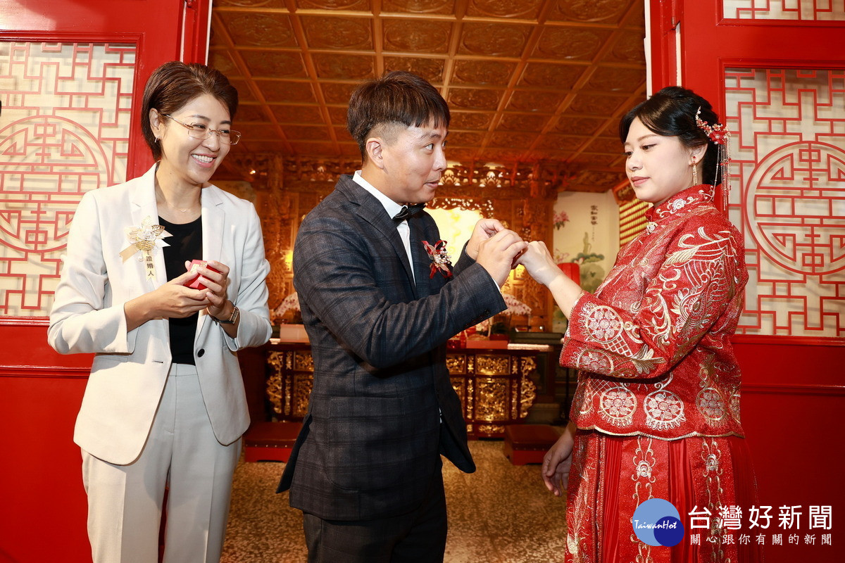 縣府貼心準備了由紫南宮土地公身上金牌所打造的「金戒指」，送給新人雙方的交換信物。（縣府提供）