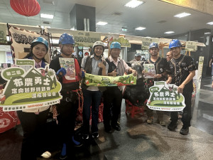 王副縣長林庭秝議員到布農勇士攤位加油。（記者扶小萍攝）