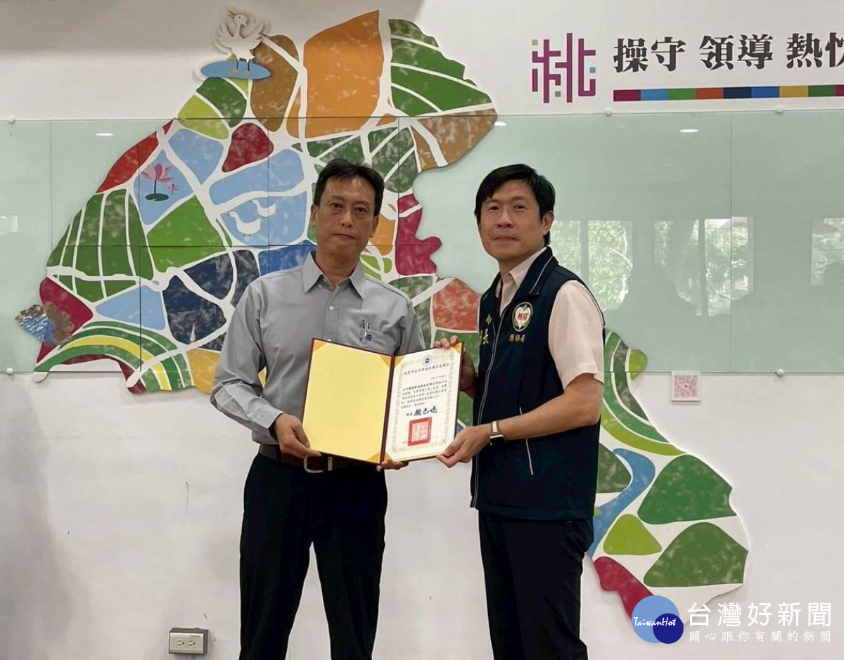 顏己喨局長親自頒發感謝狀，展現產官合作共同推動低碳安靜城市的決心。