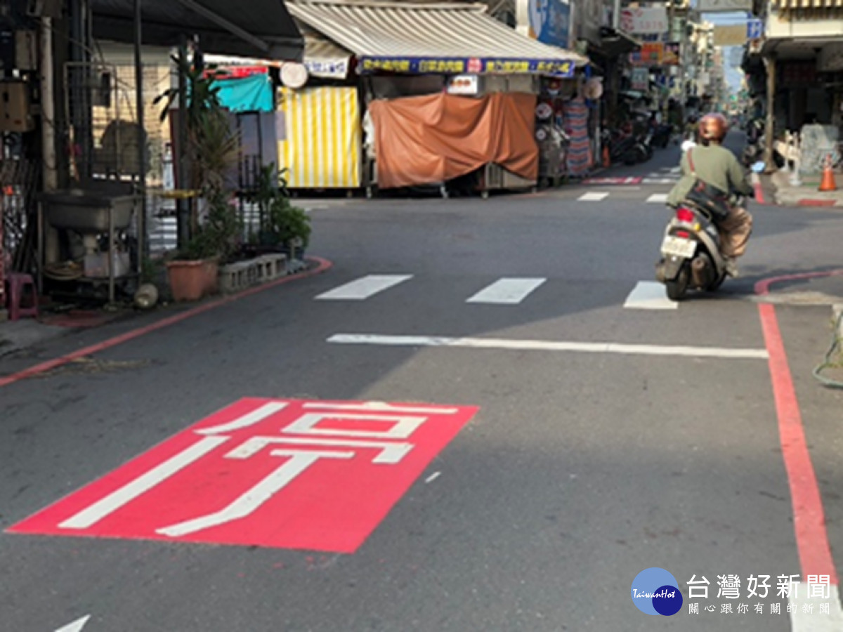 視覺效果增強版紅底白字停(讓)標線／嘉義市府提供