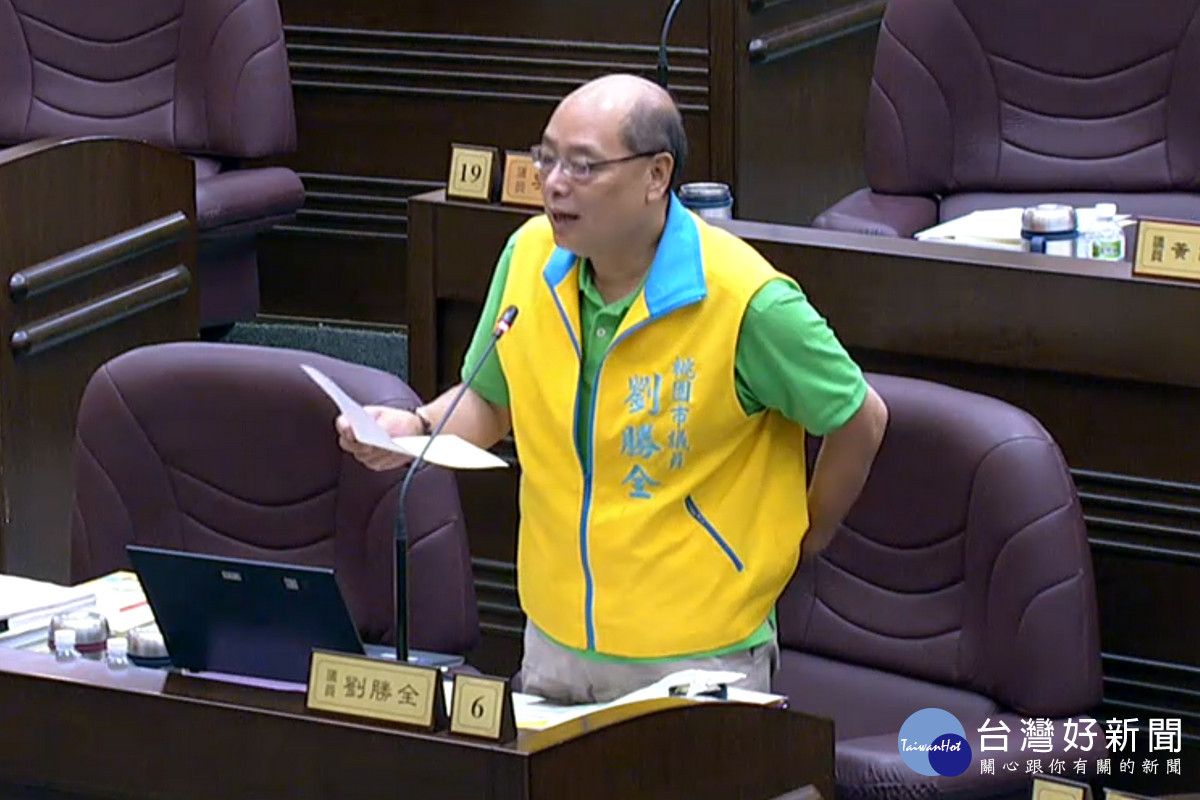 桃園議市員劉勝全於議事堂進行質詢。<br />
