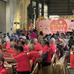 大安區飛天豬辦桌農特產品行銷活動，三百人士品嚐在地主要農特產十一佳餚，場面熱鬧溫馨，展現地方團結的力量。（記者陳榮昌攝）
