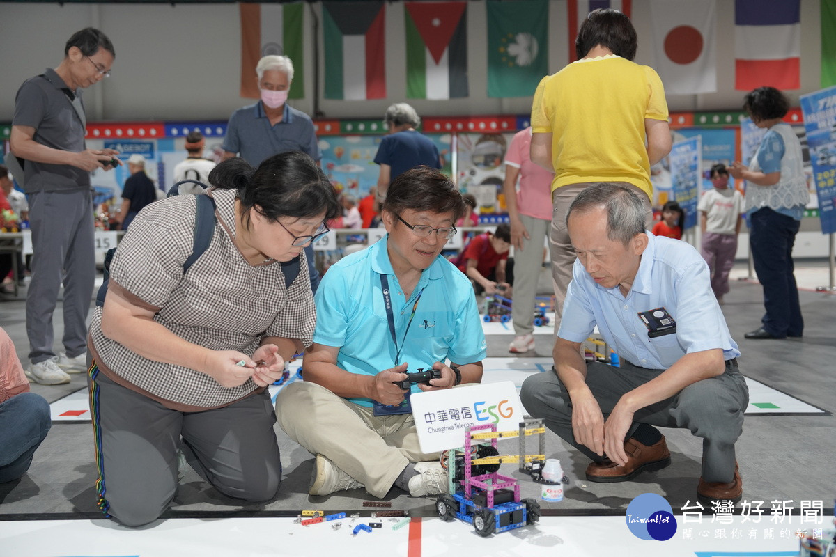 「桃園國際新創機器人節」前導賽登場，吸引57組跨世代隊伍同場較勁。