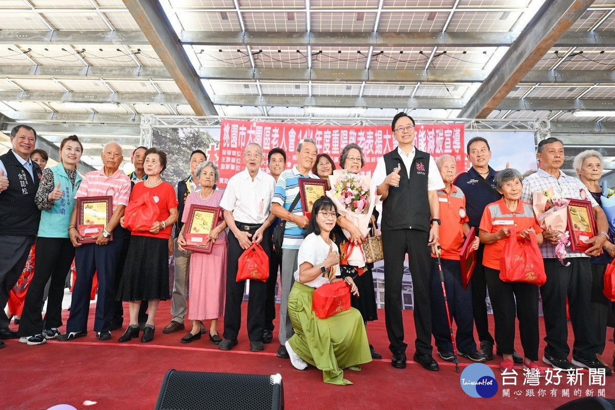 桃園市長張善政出席大園區「114 年度重陽敬老表揚大會」。