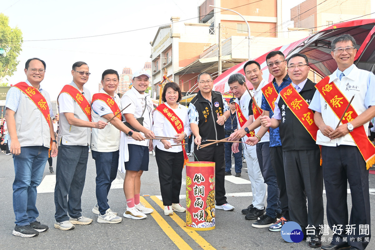 嘉義市長黃敏惠與多位議員及來賓一同點燃起馬炮，為3天2夜60公里的徒步心香路拉開序幕／陳致愷攝影