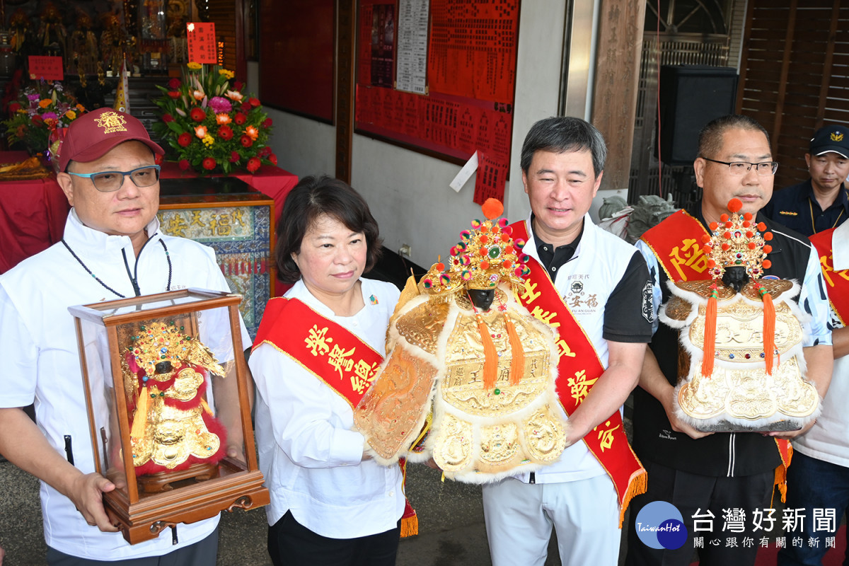 嘉義市長黃敏惠(左二)與福安舘主委蔡昆谷(右二)奉請福安舘開基吳府三王上轎／陳致愷攝影
