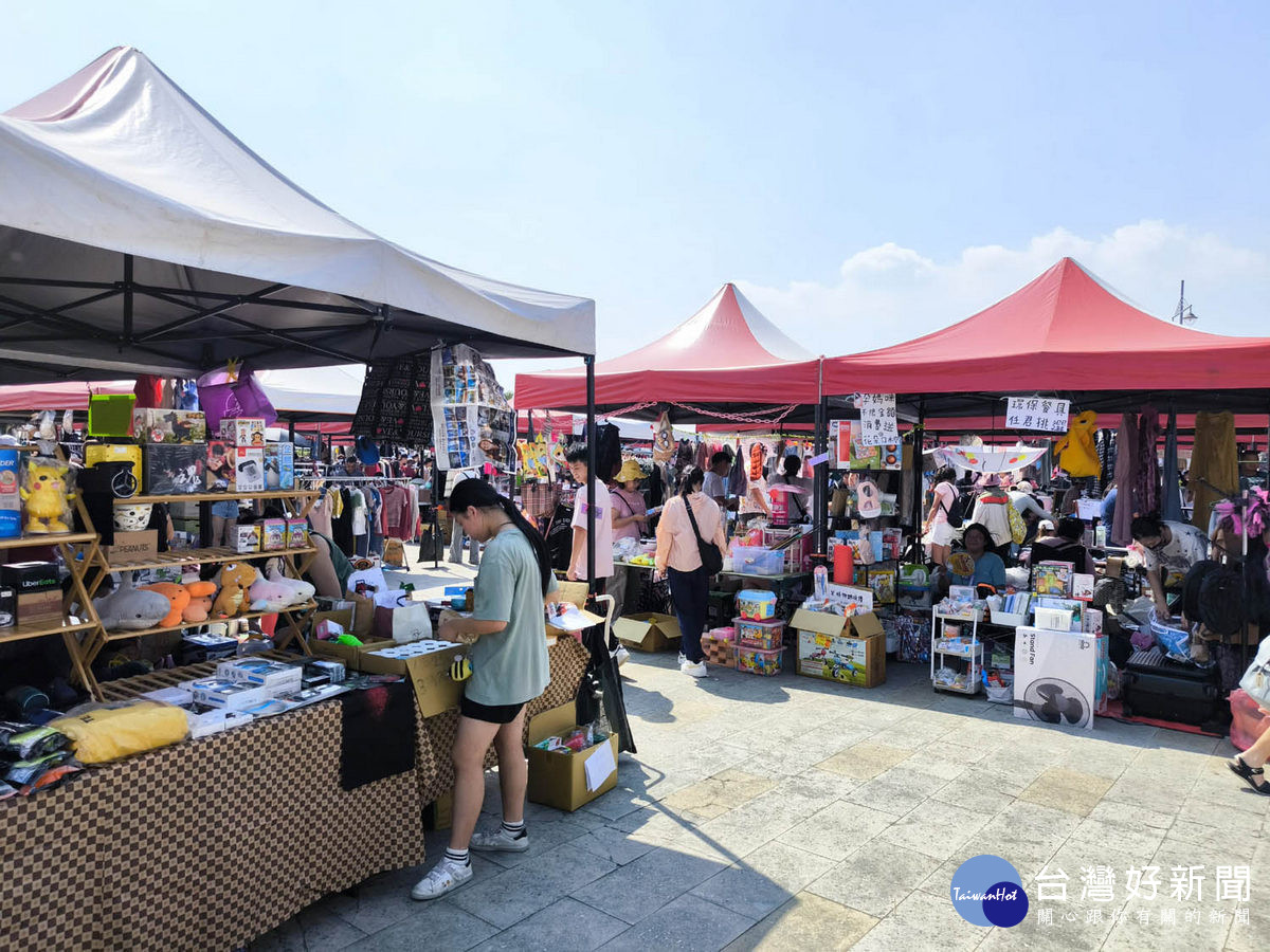市集區，聚集各式二手衣物、書籍雜貨，以及充滿創意的青年文創攤位。