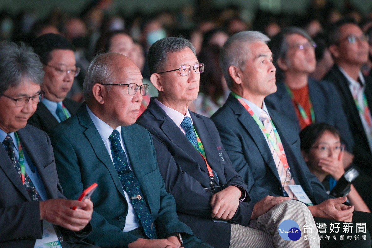 桃園市副市長王明鉅出席「2025聯新文化節暨30週年同樂會」。<br />
