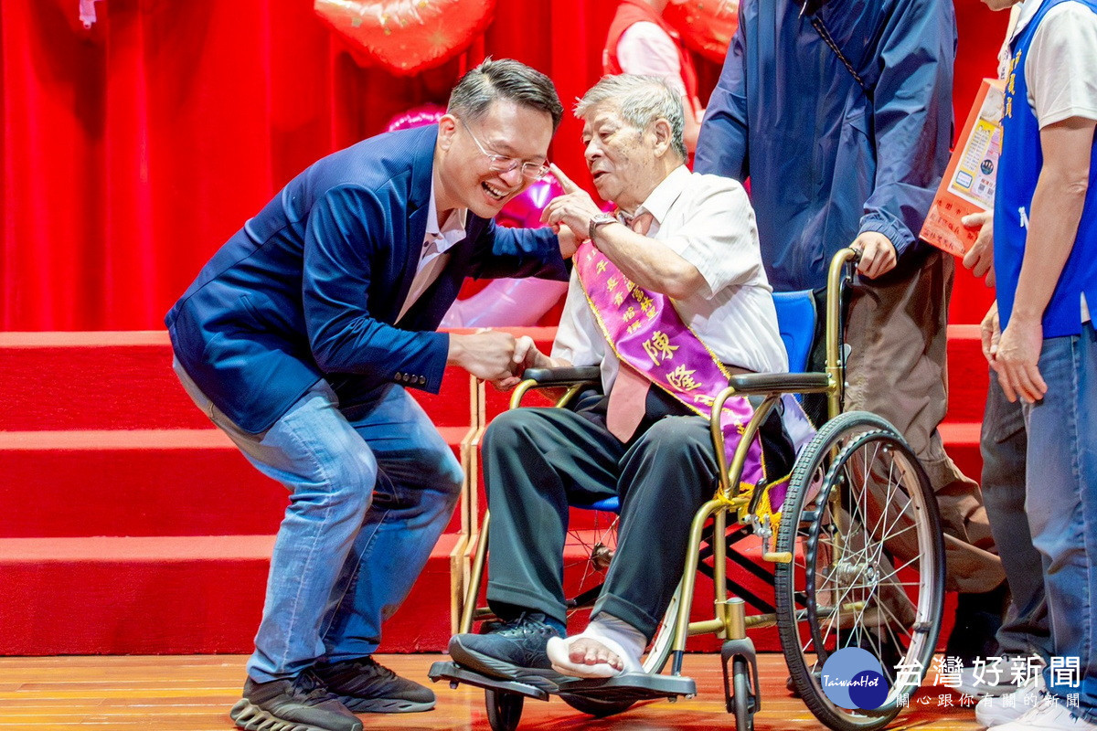 桃園市副市長蘇俊賓向長青楷模致敬。
