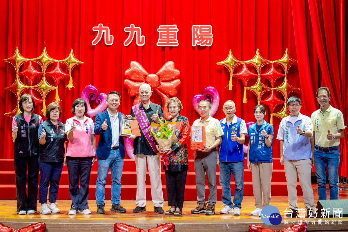 桃園市副市長蘇俊賓頒獎表揚長青楷模。<br />
