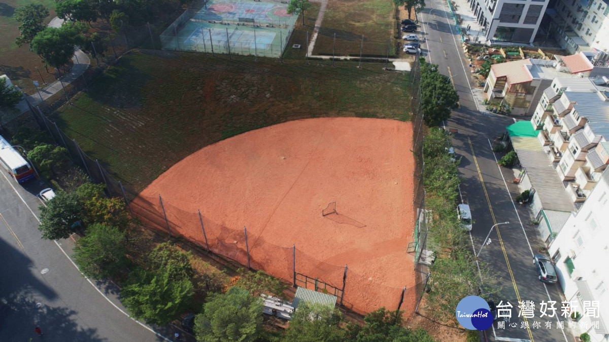 富岡運動公園壘球場高空全景照。
