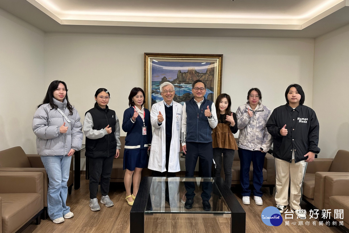 弘光科大健管系師生展開「ERAS，三方互惠？」專題研究時，至光田綜合醫院拜訪。（弘光科大提供）