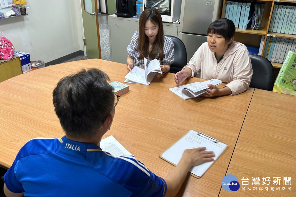 健管系師生討論「ERAS，三方互惠？」專題研究情形。（弘光科大提供）