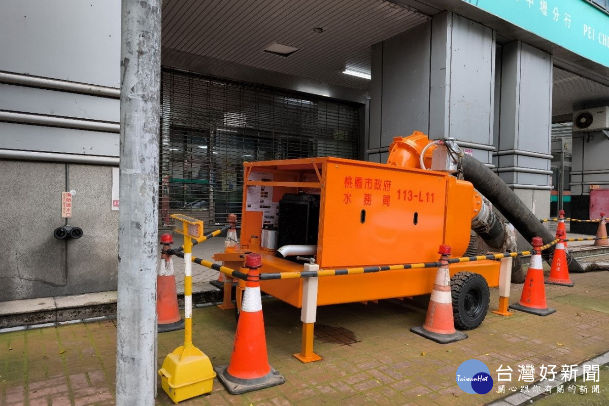 中壢區環北路與慈惠三街口佈設抽水設備。<br />
