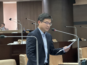 林儒暘議員提出13鄉鎮市衛生所公務機車多數老舊待汰換。（記者扶小萍攝）