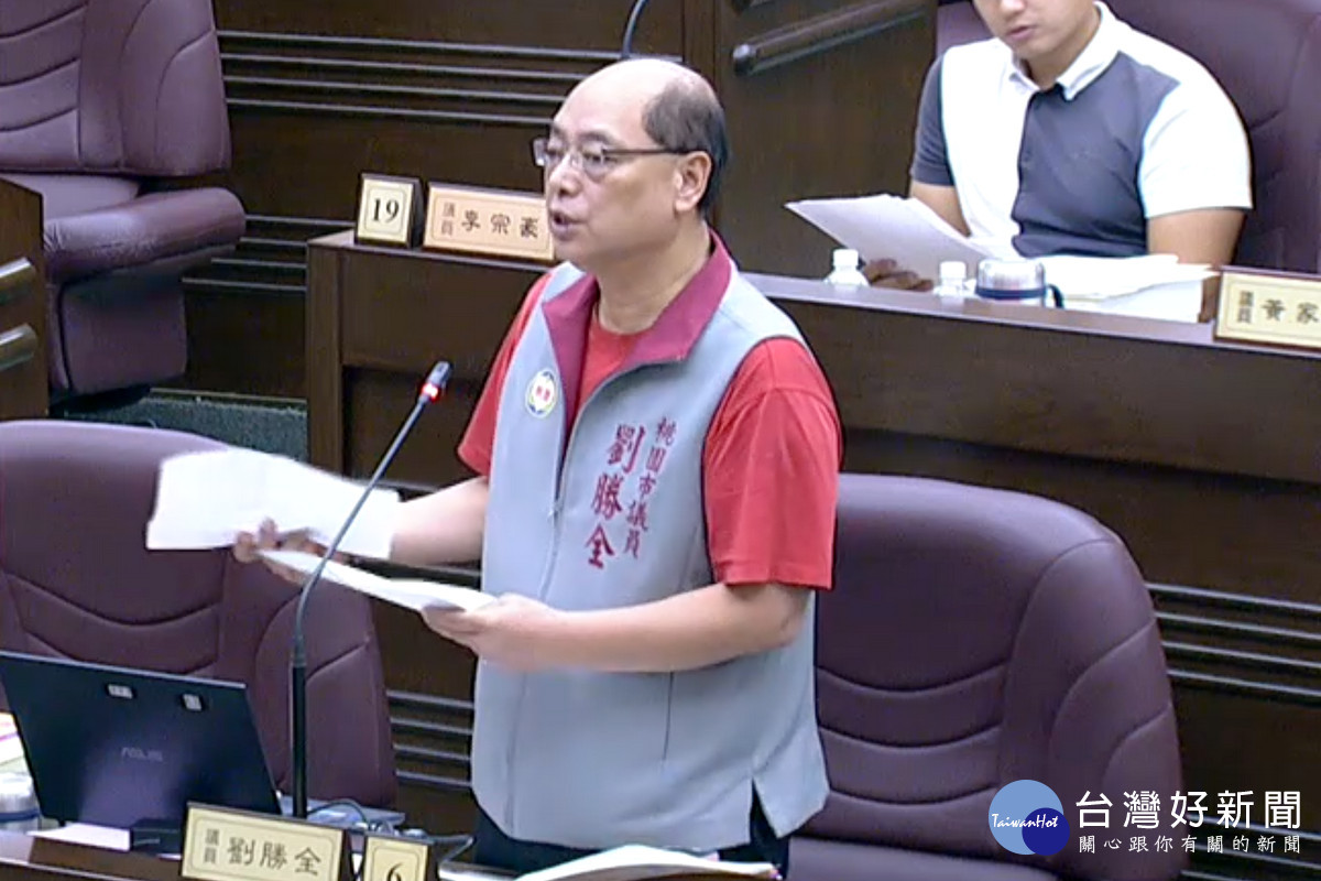 針對教育議題，桃園市議員劉勝全於議事堂進行質詢。