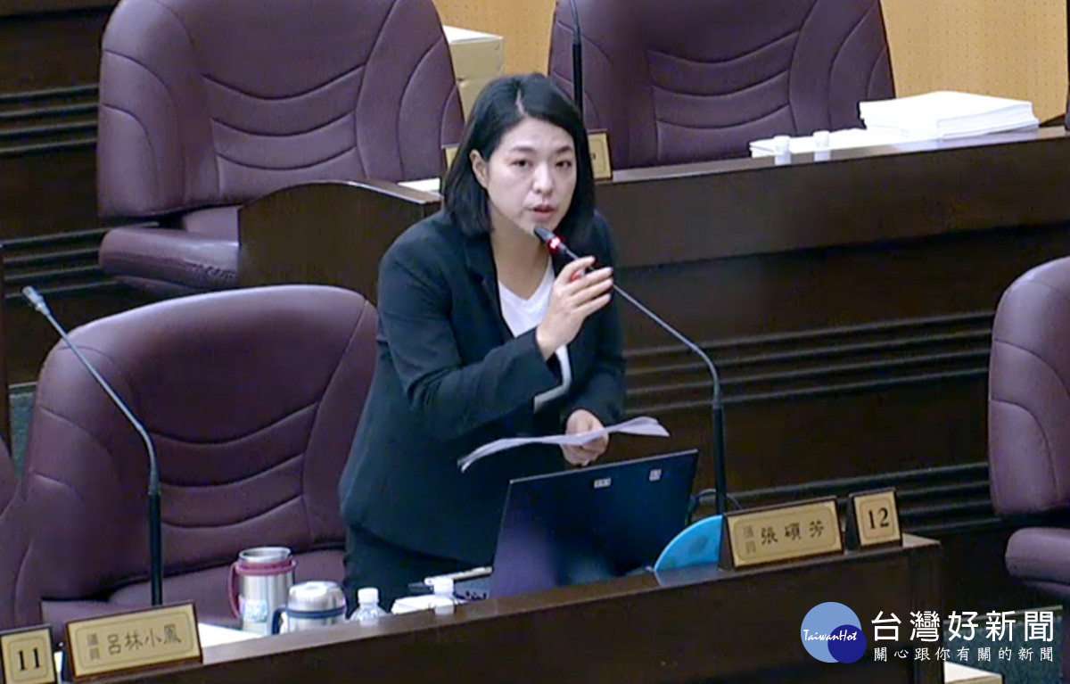 桃園市議員張碩芳於議事堂進行質詢。