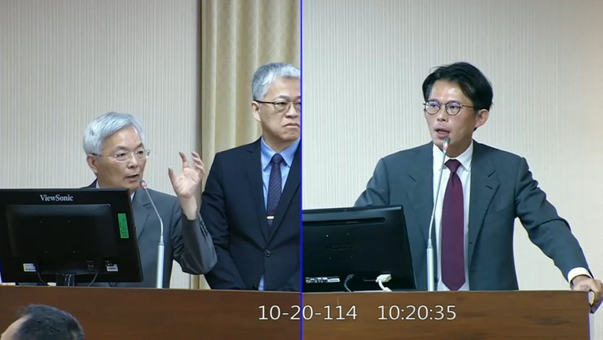 台灣民眾黨立法院黨團總召黃國昌（右）與內政部警政署長張榮興（左）。（圖／翻攝自立法院議事轉播IVOD網際網路多媒體隨選視訊系統）