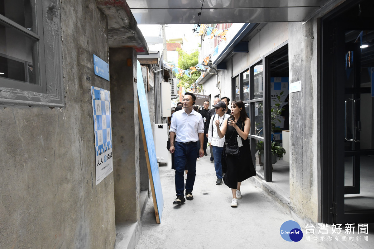 桃園市副市長蘇俊賓率團考察2025台灣設計展　借鏡彰化經驗籌備2026桃園登場。圖／記者鄧富珍翻攝