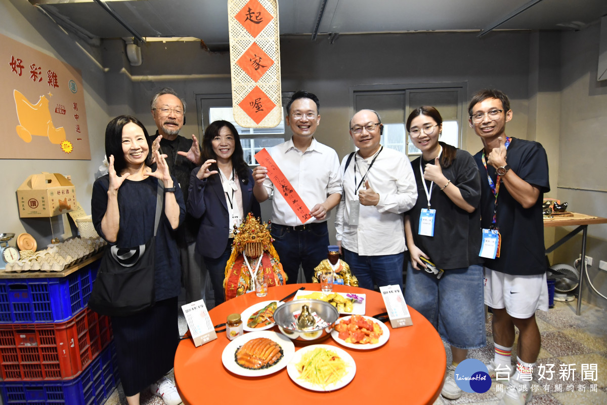 桃園市副市長蘇俊賓率團考察2025台灣設計展。圖／記者鄧富珍翻攝