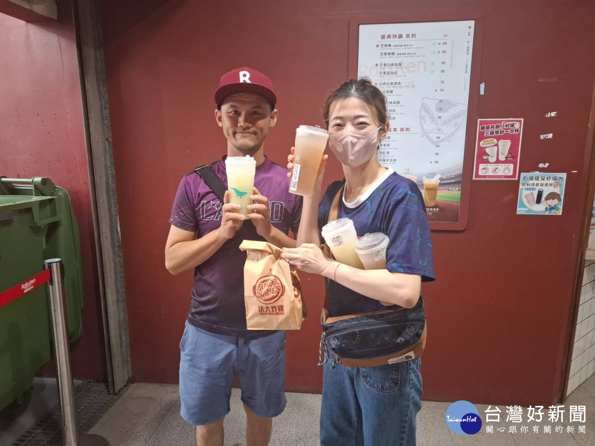 海資處請球迷朋友進球場為樂天桃猿吶喊時，也別忘舉起循環杯，一起為桃園的永續環境加油！