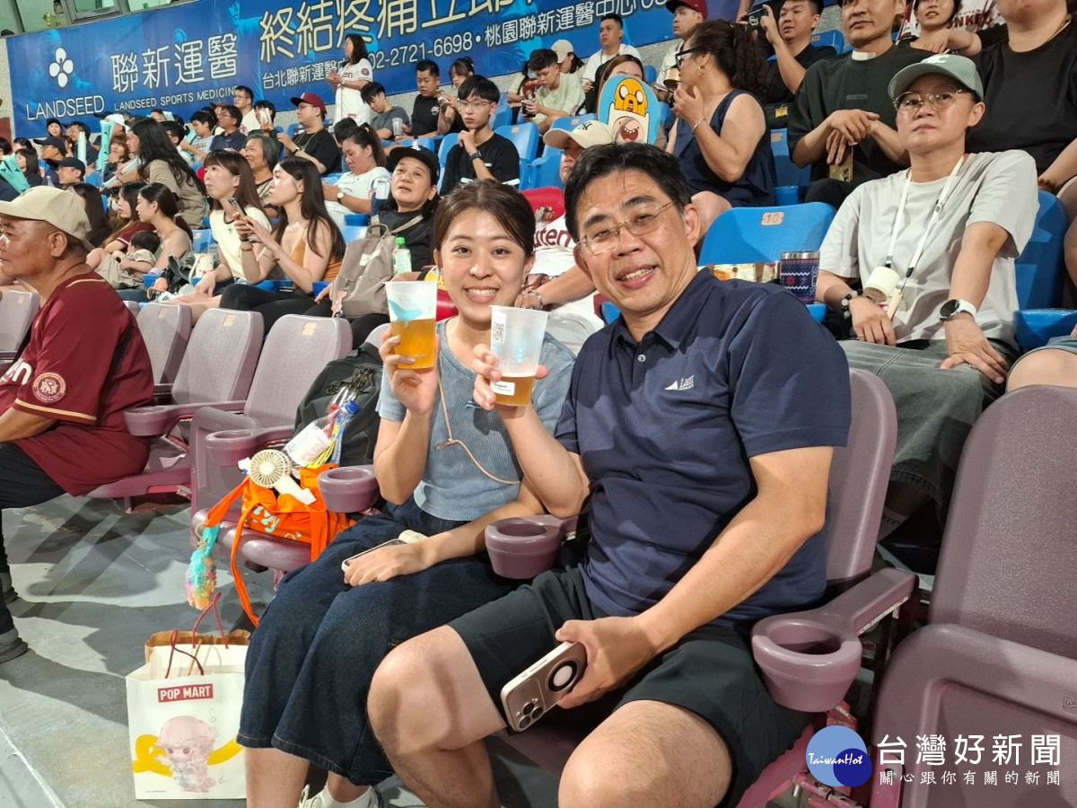 海資處請球迷朋友進球場為樂天桃猿吶喊時，也別忘舉起循環杯，一起為桃園的永續環境加油！
