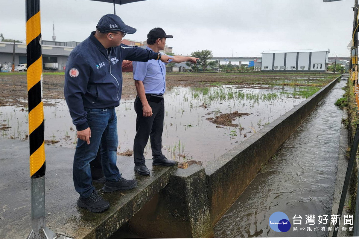 豪雨釀災水淹農作物，市府農業局長陳冠義偕同相關單位進行勘災。