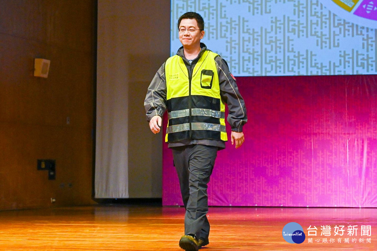 桃園市清潔隊員新裝發表活動，隊員著全新制服走秀展演。<br />
