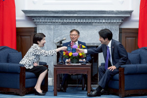新任日本總理大臣高市早苗（左），曾在2025年4月28日，以日本國會眾議員暨前經濟安全保障擔當大臣的身分，獲總統賴清德（右）接見。（圖／資料照片，圖源：總統府Flickr）