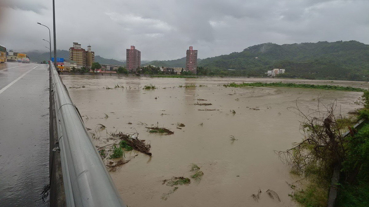 豪雨一來貓羅溪水位立升，附近住戶岌岌可危。（簡千翔服務處提供）
