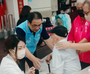 鞠宗顯處長(左二)偕榮欣志工共同關心榮民（眷）施打疫苗情況。