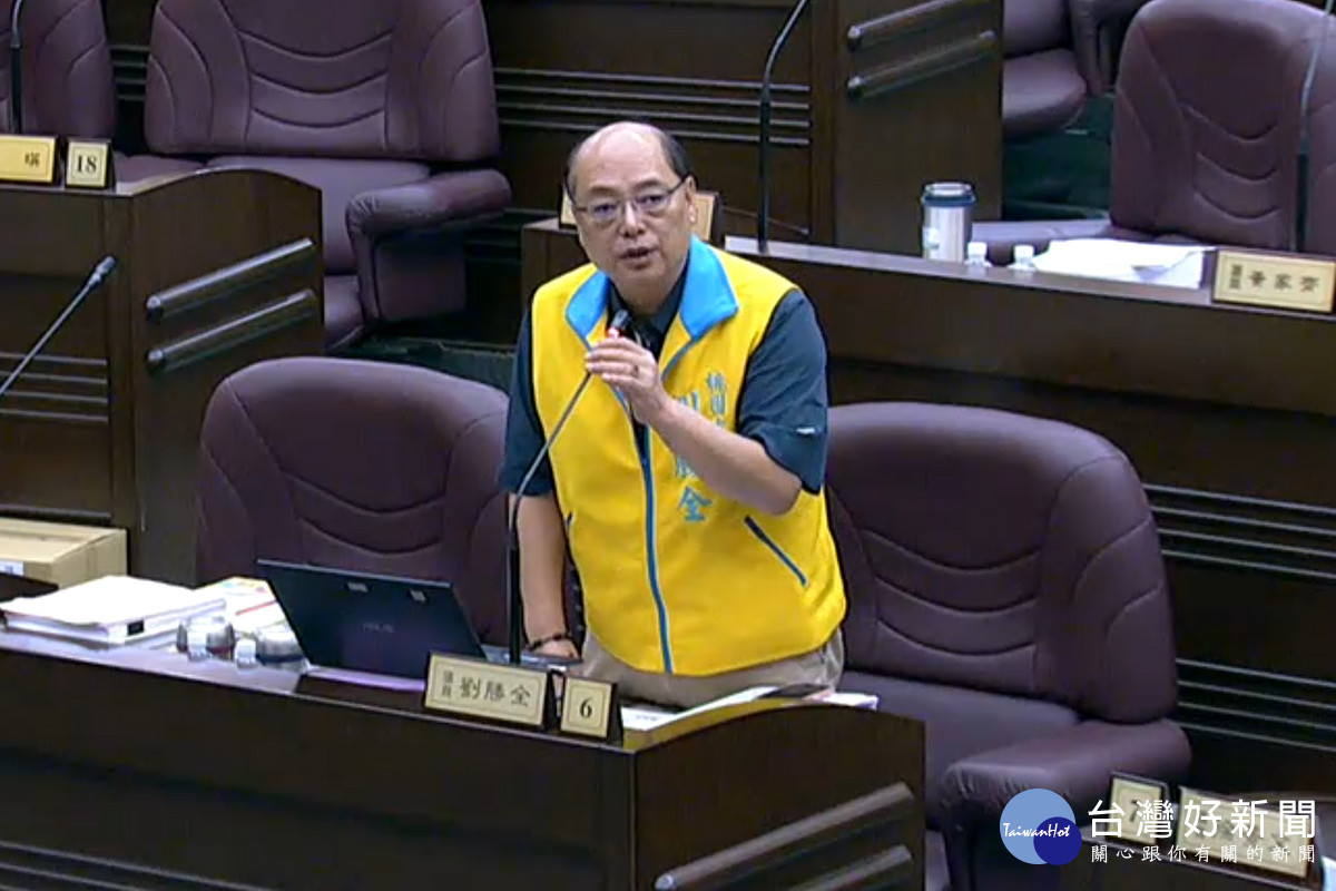 桃園市議員劉勝全於議事堂進行質詢。