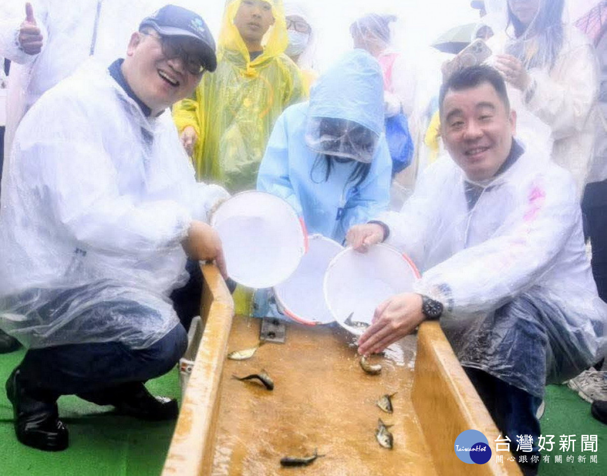 桃園市政府副秘書長金志聿、農業局長陳冠義出席「小小魚兒要回家」石門水庫魚苗放流活動。