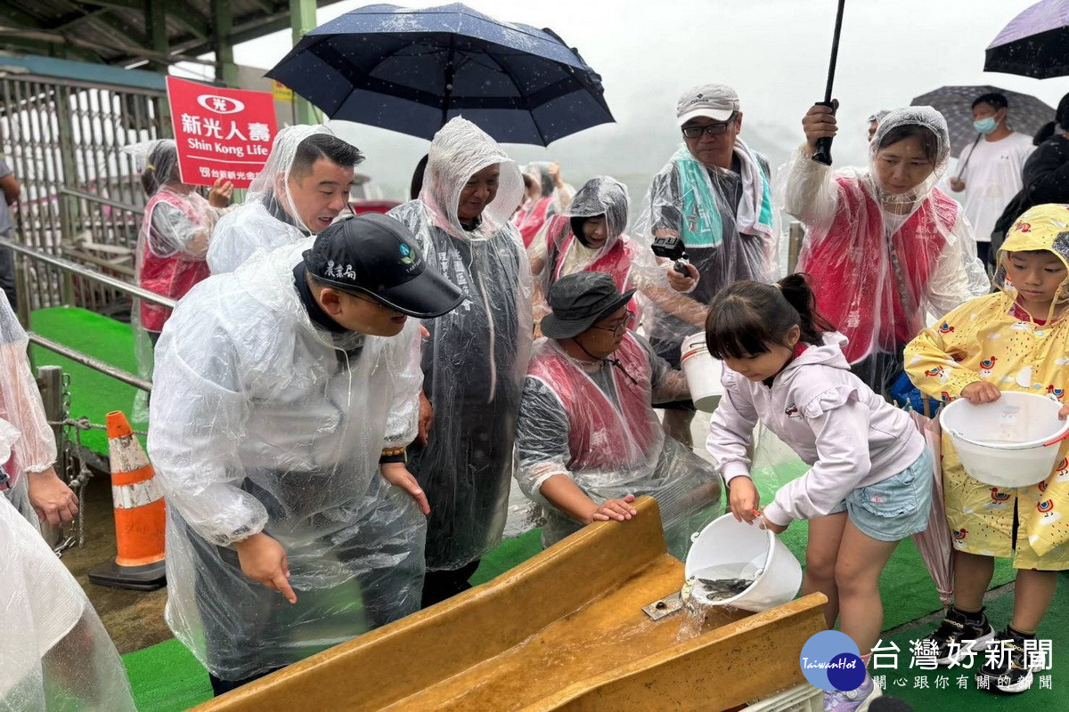 「小小魚兒要回家」石門水庫魚苗放流活動，於大溪阿姆坪生態園區熱鬧登場。<br />
