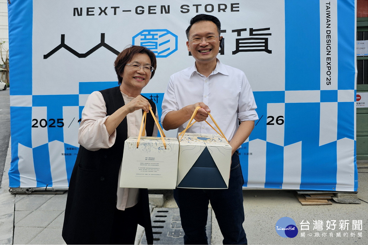 彰化縣長王惠美贈送禮物予桃園市副市長蘇俊賓。<br />
