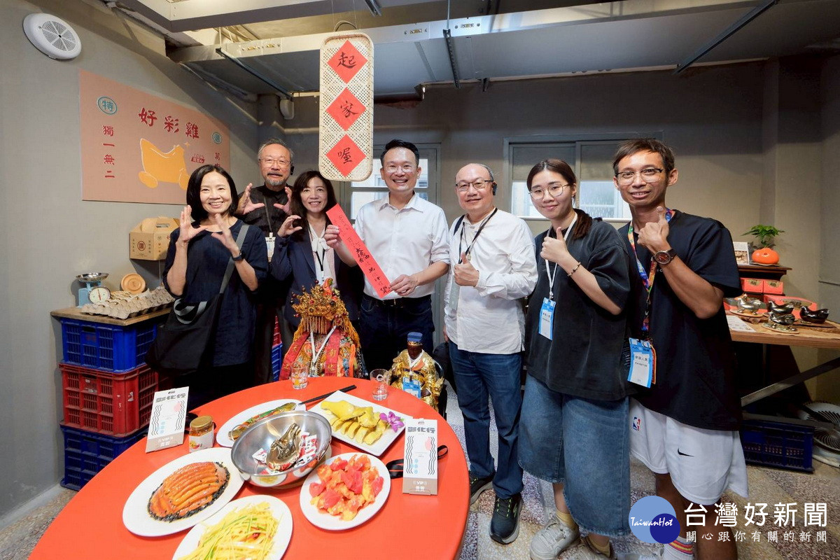 桃園市副市長蘇俊賓應邀為神明開桌致意。