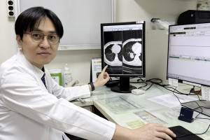 彰基胸腔內科林聖皓主任提醒，肺腺癌初期不易察覺，若病況進展或轉移，院內仍有完整跨科團隊可應對。圖／彰基醫院提供