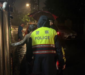 楊梅警方風雨中發現失智老婦，即刻援助返家團圓。