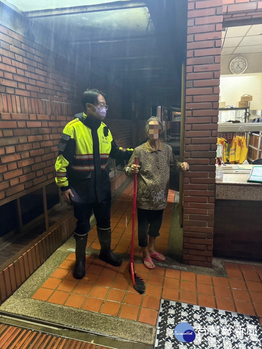 楊梅警方風雨中發現失智老婦，即刻援助返家團圓。