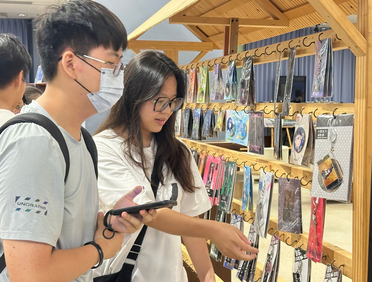 暨大經濟系三年級的蔡同學(左)與劉同學(右)皆開心地說，學校辦動漫展真的很吸引目光，開展就迫不及待地入場看看。（暨大提供）