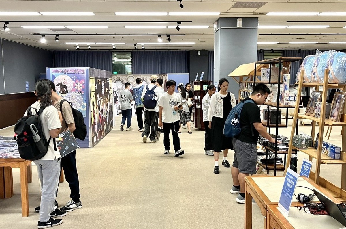 暨大動漫季熱鬧舉行，開展即湧入不少師生進場參觀。（暨大提供）