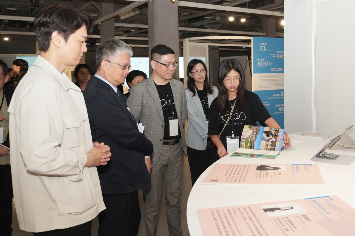 圖說：教育部劉國偉政務次長參觀展場、返國學員介紹（教育部提供）