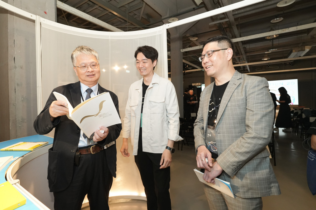 圖說：教育部劉國偉政務次長(左)、國立雲林科技大學菁培計畫主持人李子強老師（中）、教育部廖高賢高等教育司司長（右）參觀展場（教育部提供）