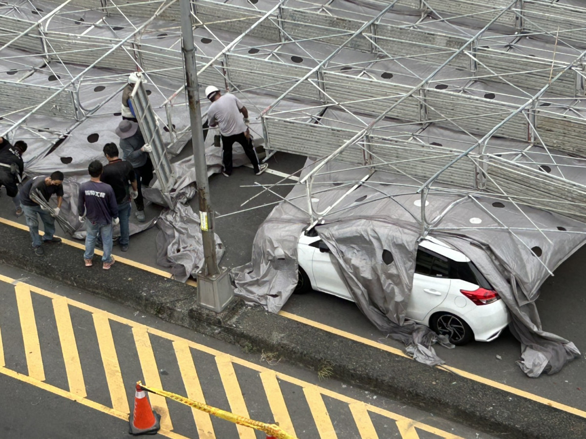 倒塌鷹架壓到汽車，消防人員協助駕駛脫困。（陳俞融議員提供）